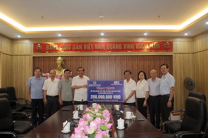 Hội Người cao tuổi Việt Nam trao 200 triệu đồng hỗ trợ hội viên và người dân vùng thiên tai Thanh Hóa